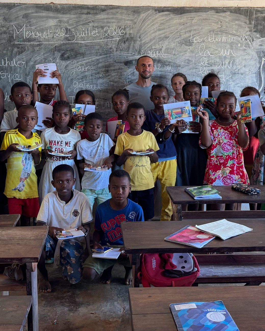 Des élèves d’Antamotamo montrent les fournitures scolaires apportées par des clients du lodge