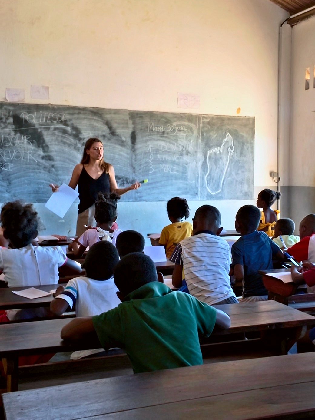 Jade, directrice adjointe du lodge, donne un cours de français aux élèves d’Antamotamo