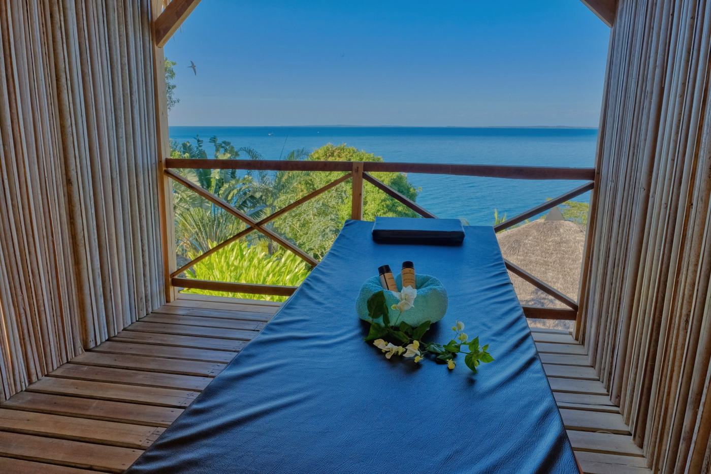 La table de massage, ouverte sur la mer