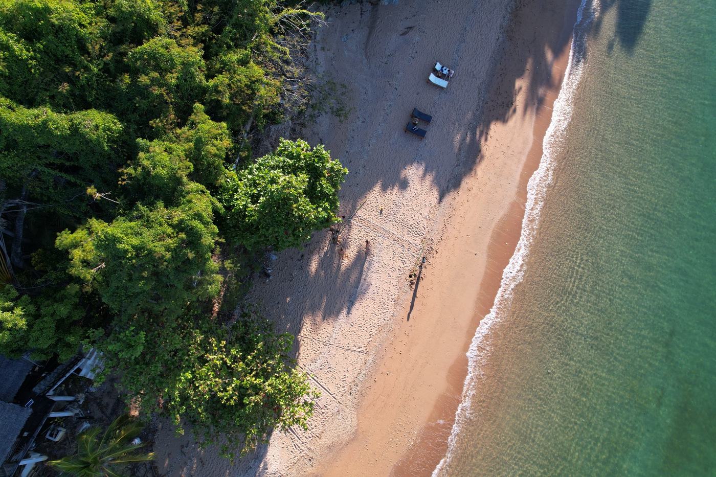 La plage privée vue du ciel, avec ses transats