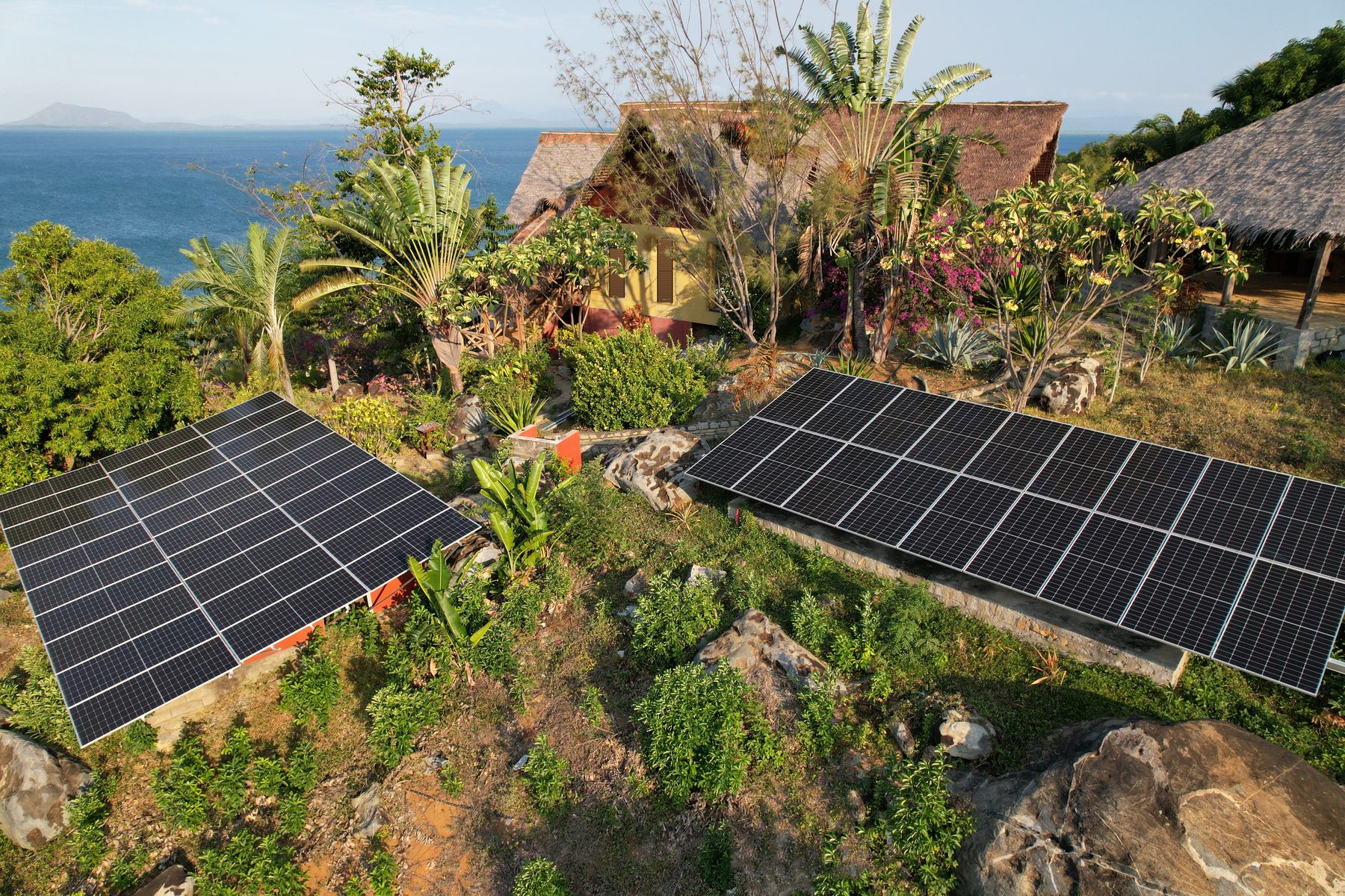 Les deux champs de panneaux solaires du lodge, dans le jardin face à la mer
